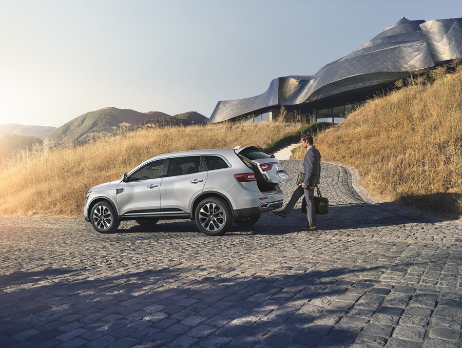 Hands free power tailgate