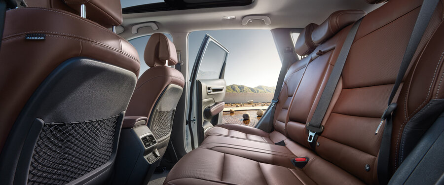 Spacious rear knee room